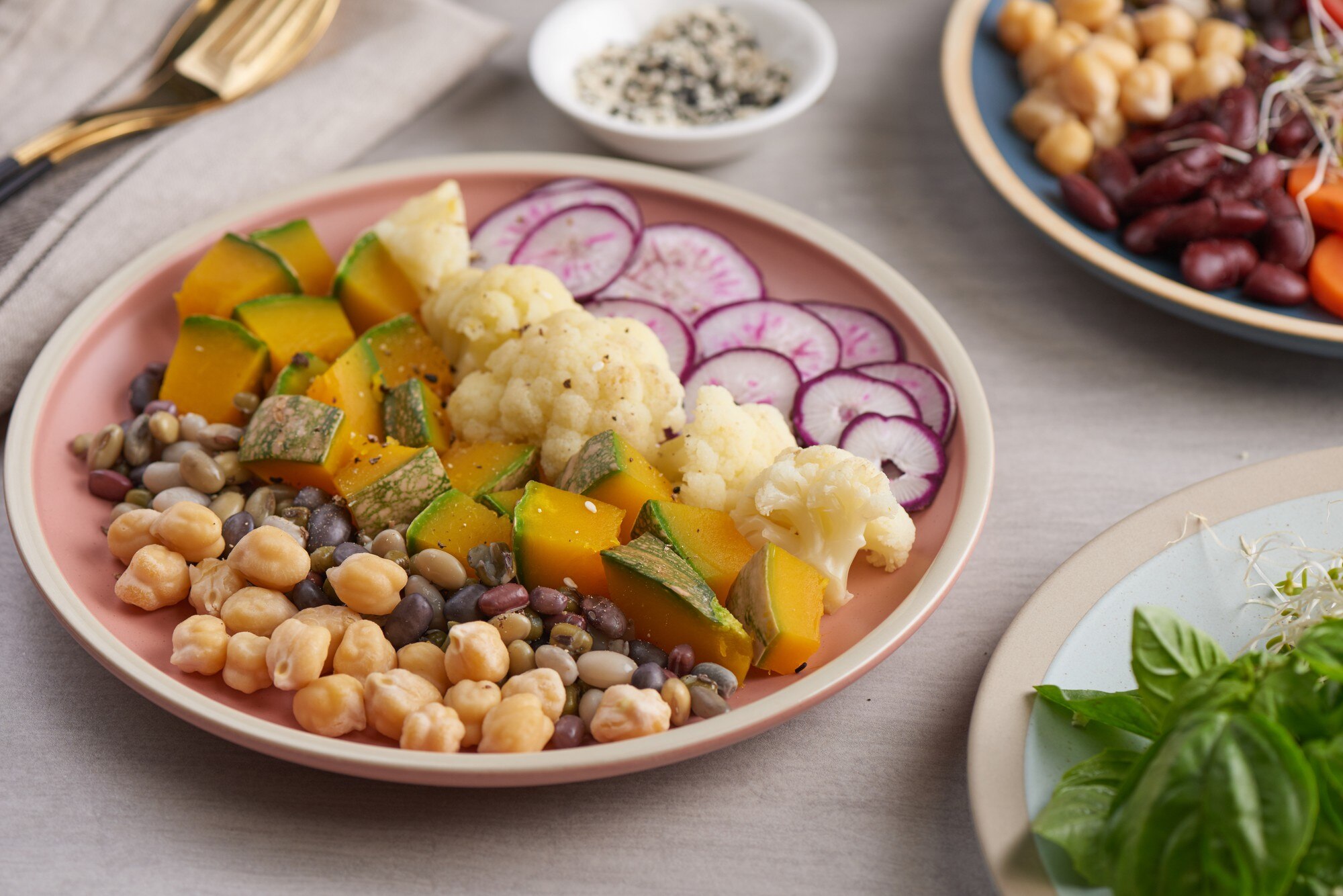 Plato con vegetales y granos